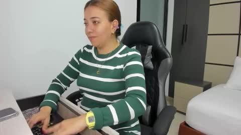 ALMA FENIX  online show from September 2025 12:32:01 PM