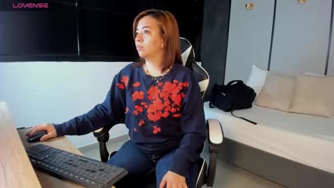 ALMA FENIX  online show from October 2025 12:19:01 PM