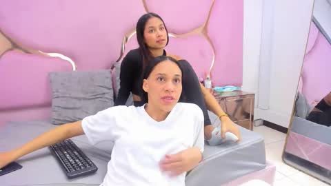 Snapshot of amaia_sophia chatting on October 2025 07:47:01 PM Amia y Sofia online show from October 2025 07:47:01 PM