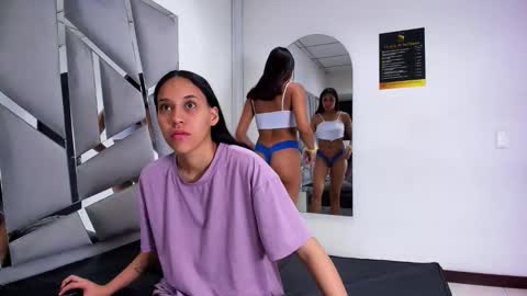 Snapshot of amaia_sophia chatting on October 2025 08:35:01 PM Amia y Sofia online show from October 2025 08:35:01 PM