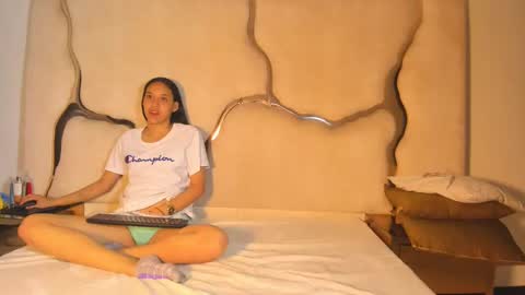 Snapshot of amaia_sophia chatting on November 2025 08:18:01 PM Amia y Sofia online show from November 2025 08:18:01 PM