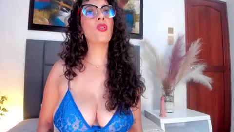 Amara Yasbel online show from November 2025 06:21:01 PM