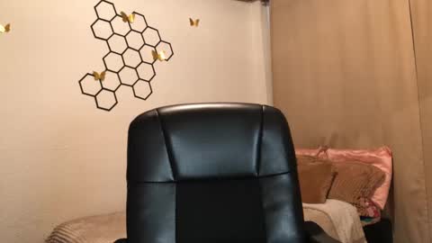 Amelia online show from November 2025 06:18:02 PM