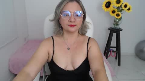 Snapshot of ana_hotmilf chatting on September 2025 10:57:02 PM Ana online show from September 2025 10:57:02 PM