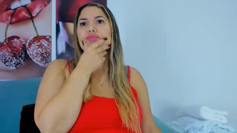 Snapshot of andhrea_vale chatting on November 2025 11:43:02 AM Andrea online show from November 2025 11:43:02 AM