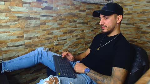 Snapshot of andrewbanner chatting on December 2024 07:58:01 AM MasterRomania online show from December 2024 07:58:01 AM