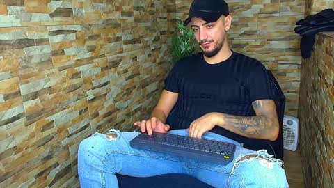 Snapshot of andrewbanner chatting on December 2024 04:45:01 AM MasterRomania online show from December 2024 04:45:01 AM