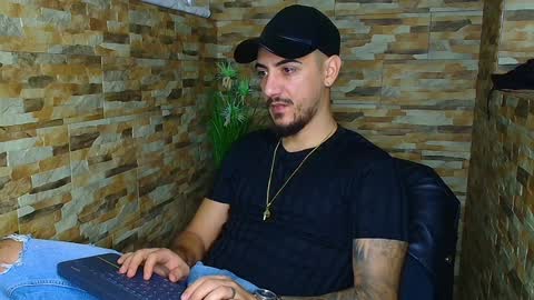 Snapshot of andrewbanner chatting on December 2024 05:07:02 AM MasterRomania online show from December 2024 05:07:02 AM