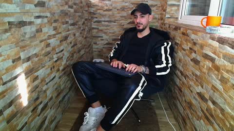 Snapshot of andrewbanner chatting on December 2024 11:00:01 AM MasterRomania online show from December 2024 11:00:01 AM