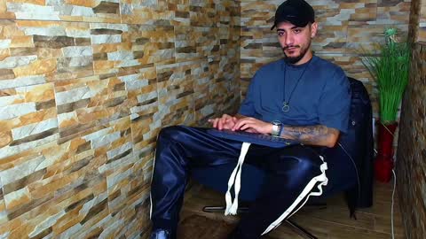 Snapshot of andrewbanner chatting on December 2024 04:17:02 AM MasterRomania online show from December 2024 04:17:02 AM