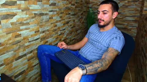 Snapshot of andrewbanner chatting on January 2025 08:11:01 AM MasterRomania online show from January 2025 08:11:01 AM