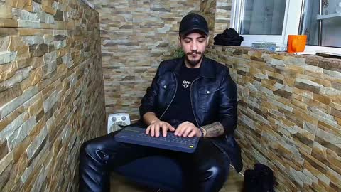 Snapshot of andrewbanner chatting on January 2025 04:28:02 AM MasterRomania online show from January 2025 04:28:02 AM