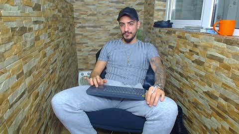 Snapshot of andrewbanner chatting on January 2025 05:08:02 AM MasterRomania online show from January 2025 05:08:02 AM