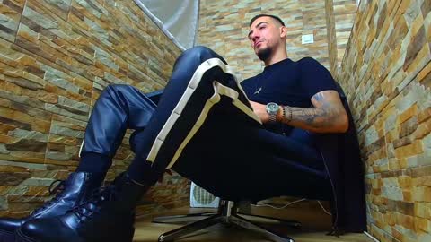 Snapshot of andrewbanner chatting on January 2025 04:59:01 AM MasterRomania online show from January 2025 04:59:01 AM