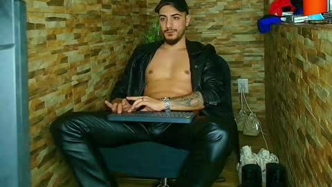 Snapshot of andrewbanner chatting on January 2025 04:21:01 AM MasterRomania online show from January 2025 04:21:01 AM