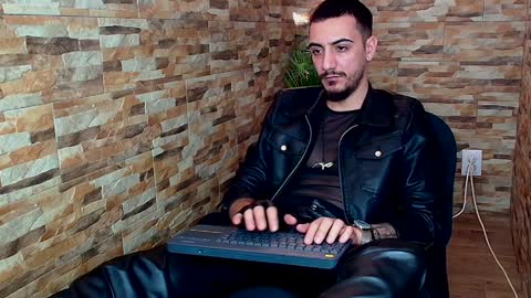 Snapshot of andrewbanner chatting on January 2025 07:43:01 AM MasterRomania online show from January 2025 07:43:01 AM