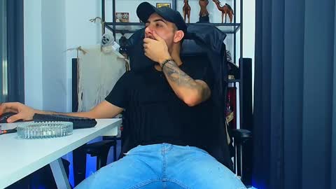 Snapshot of andrewbanner chatting on March 2025 09:18:01 AM MasterRomania online show from March 2025 09:18:01 AM