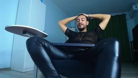 Snapshot of andrewbanner chatting on October 2025 05:50:02 AM MasterRomania online show from October 2025 05:50:02 AM