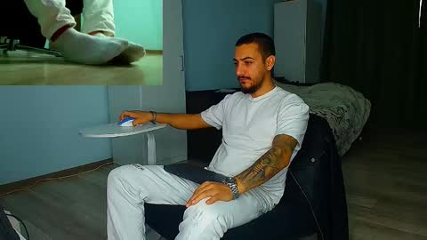 Snapshot of andrewbanner chatting on November 2025 06:03:01 AM MasterRomania online show from November 2025 06:03:01 AM