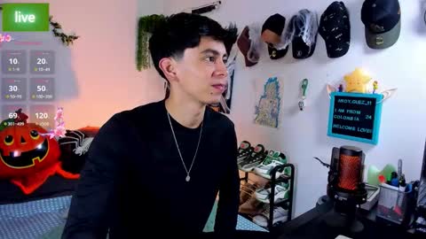 andy_guez_11 online show from October 2025 10:05:01 AM