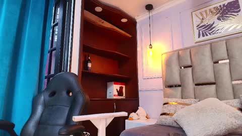 Nicolle  online show from February 2025 11:51:01 AM