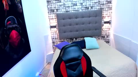 Snapshot of angel_silverr chatting on December 2025 09:21:02 PM Angel Silver online show from December 2025 09:21:02 PM