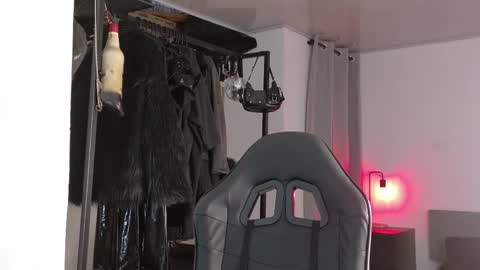 Snapshot of angelabl0odborne chatting on September 2025 10:57:02 PM Angela help me reach 100 thumbs up online show from September 2025 10:57:02 PM