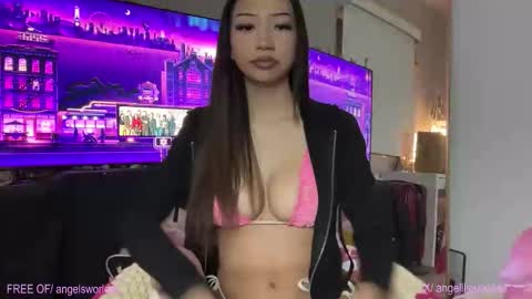 Snapshot of angelllsworlddd chatting on November 2025 04:00:01 AM angel online show from November 2025 04:00:01 AM