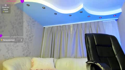 Snapshot of angelly_fox chatting on November 2025 06:49:01 AM Angelli online show from November 2025 06:49:01 AM