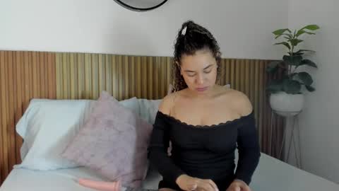 Snapshot of angie_leonn chatting on October 2025 12:27:01 PM A N G I E online show from October 2025 12:27:01 PM