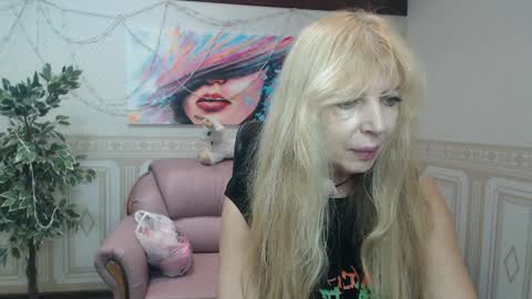 Anna Ditrih online show from December 2024 12:31:01 PM