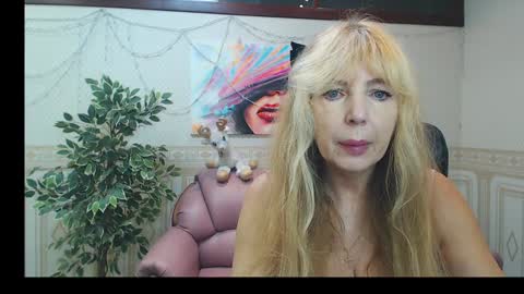 Anna Ditrih online show from January 2025 12:30:01 PM