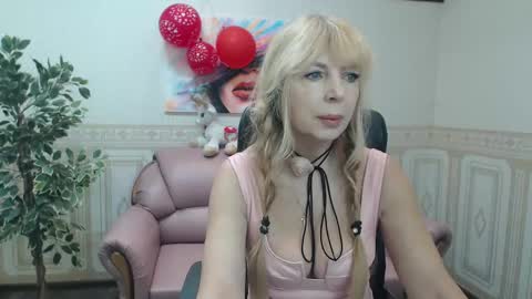 Anna Ditrih online show from February 2025 03:50:02 PM