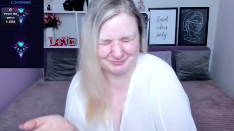 Snapshot of annacherri chatting on October 2025 03:29:01 AM AnnaCherri online show from October 2025 03:29:01 AM