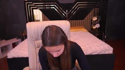 Anna online show from November 2025 08:54:01 PM