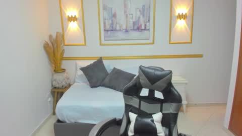 A N N I E  online show from September 2025 12:05:02 PM