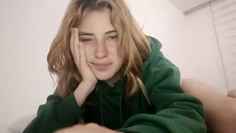 Snapshot of annrousse chatting on September 2025 02:22:02 AM annrousse online show from September 2025 02:22:02 AM