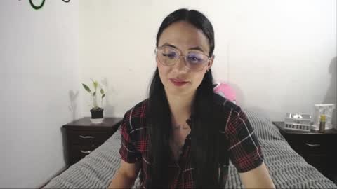 Snapshot of annyroberts_89 chatting on January 2025 11:24:02 PM Anny online show from January 2025 11:24:02 PM