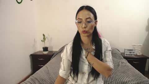 Snapshot of annyroberts_89 chatting on January 2025 11:32:02 PM Anny online show from January 2025 11:32:02 PM