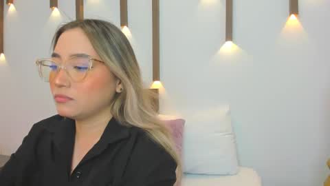 A N T O N E L L A  online show from February 2025 12:01:02 PM