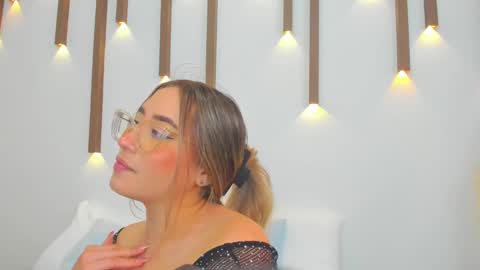 A N T O N E L L A  online show from February 2025 06:15:02 PM