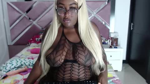 Snapshot of antonella_lenox chatting on October 2025 05:19:01 AM AntonellaLenox online show from October 2025 05:19:01 AM