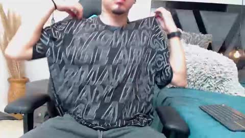 Snapshot of apolo_lopez chatting on October 2025 04:11:01 PM Apolo online show from October 2025 04:11:01 PM