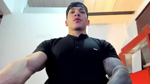 Snapshot of aquiles_51 chatting on October 2025 09:01:01 PM Jonathan online show from October 2025 09:01:01 PM