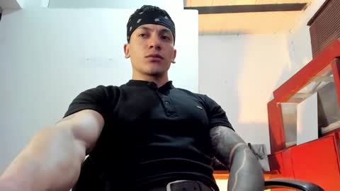 Snapshot of aquiles_51 chatting on October 2025 09:03:02 PM Jonathan online show from October 2025 09:03:02 PM