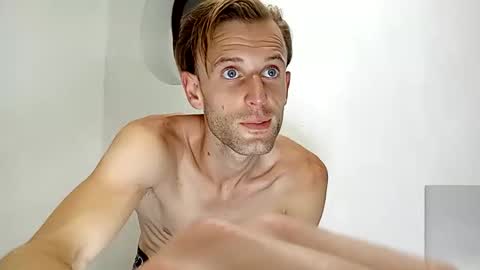 Aquilesmade online show from November 2025 01:05:01 AM