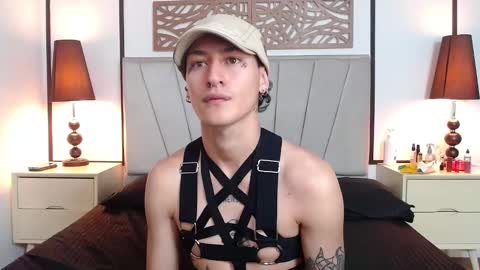 aria y orien  online show from March 2025 11:01:02 AM