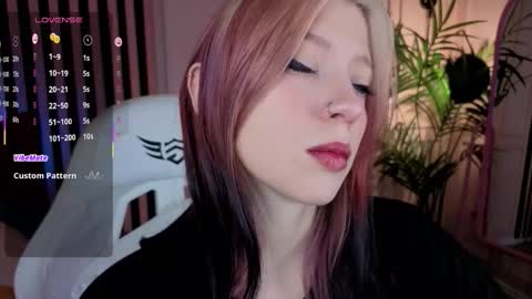 Snapshot of arielabradberry chatting on October 2025 03:43:01 PM Ariel online show from October 2025 03:43:01 PM