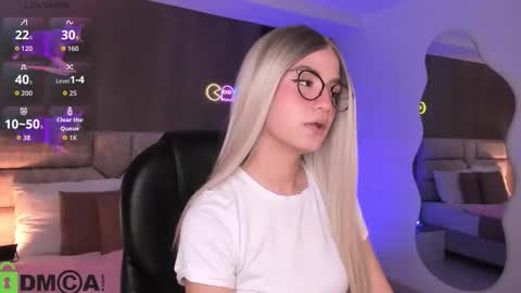 Snapshot of arinextdoor chatting on October 2025 11:04:02 PM Ari online show from October 2025 11:04:02 PM