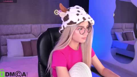 Snapshot of arinextdoor chatting on October 2025 12:01:02 AM Ari online show from October 2025 12:01:02 AM